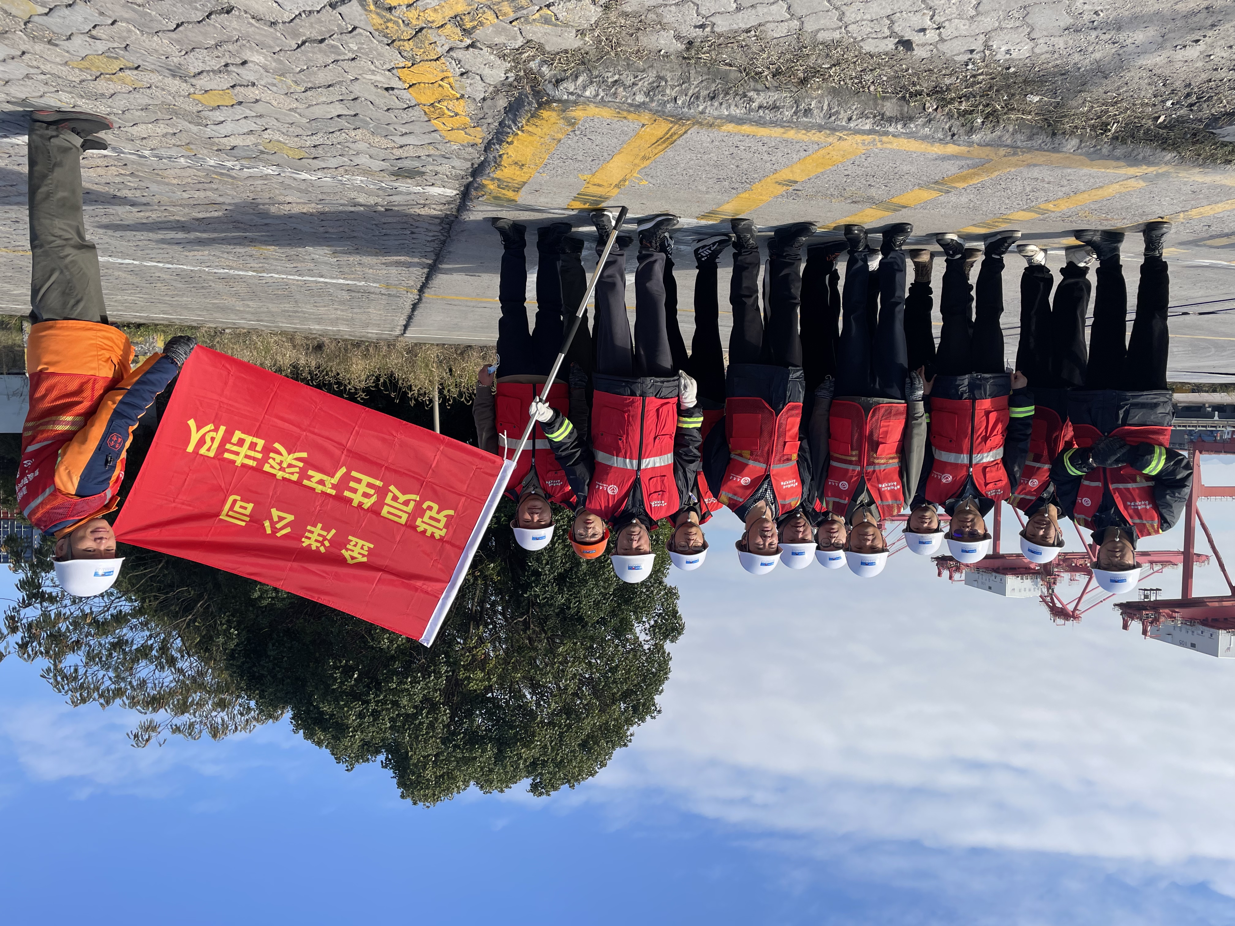 党员先锋作楷模，，，，，栈桥旧貌换新颜