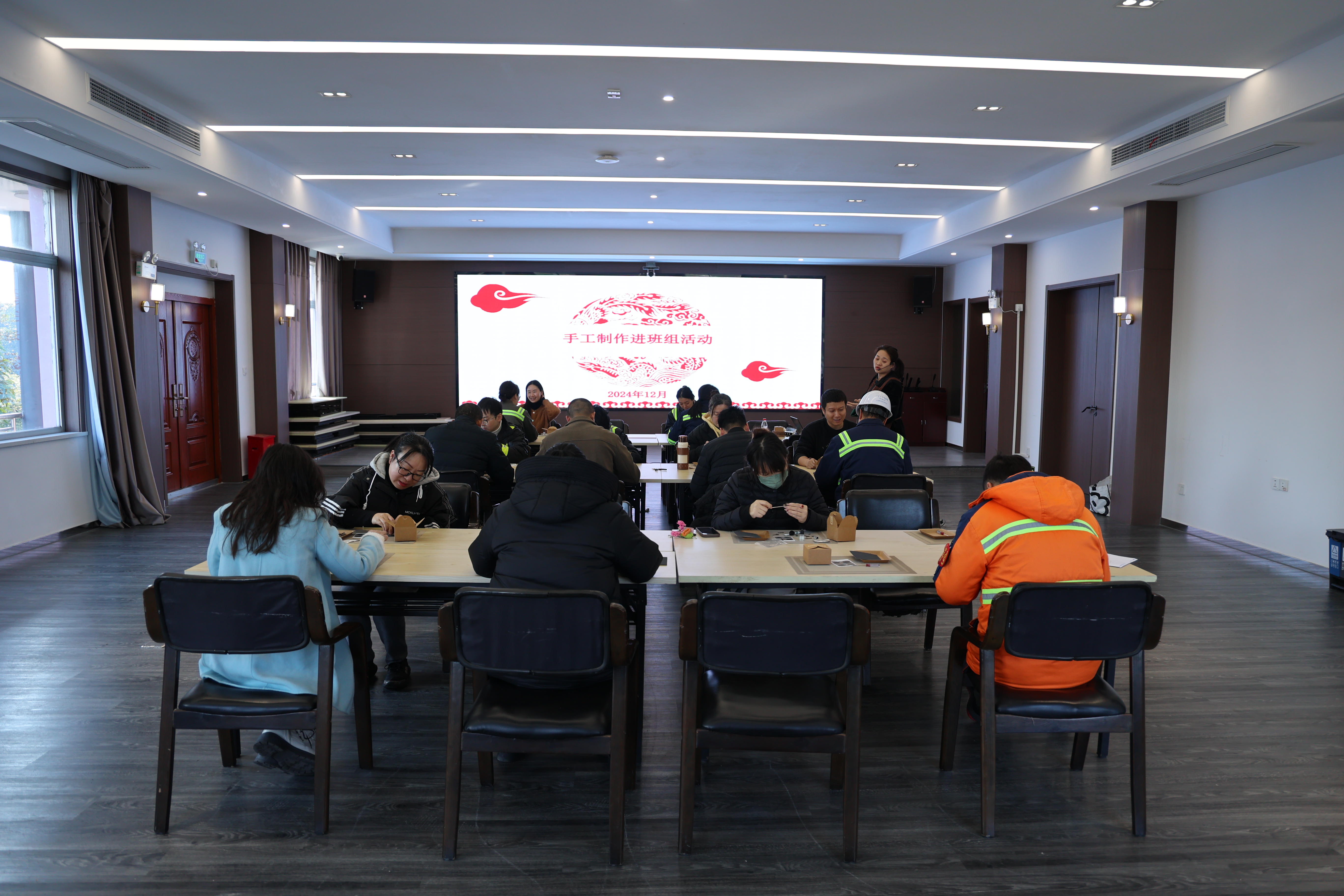 金洋公司工会送手工制作运动进班组