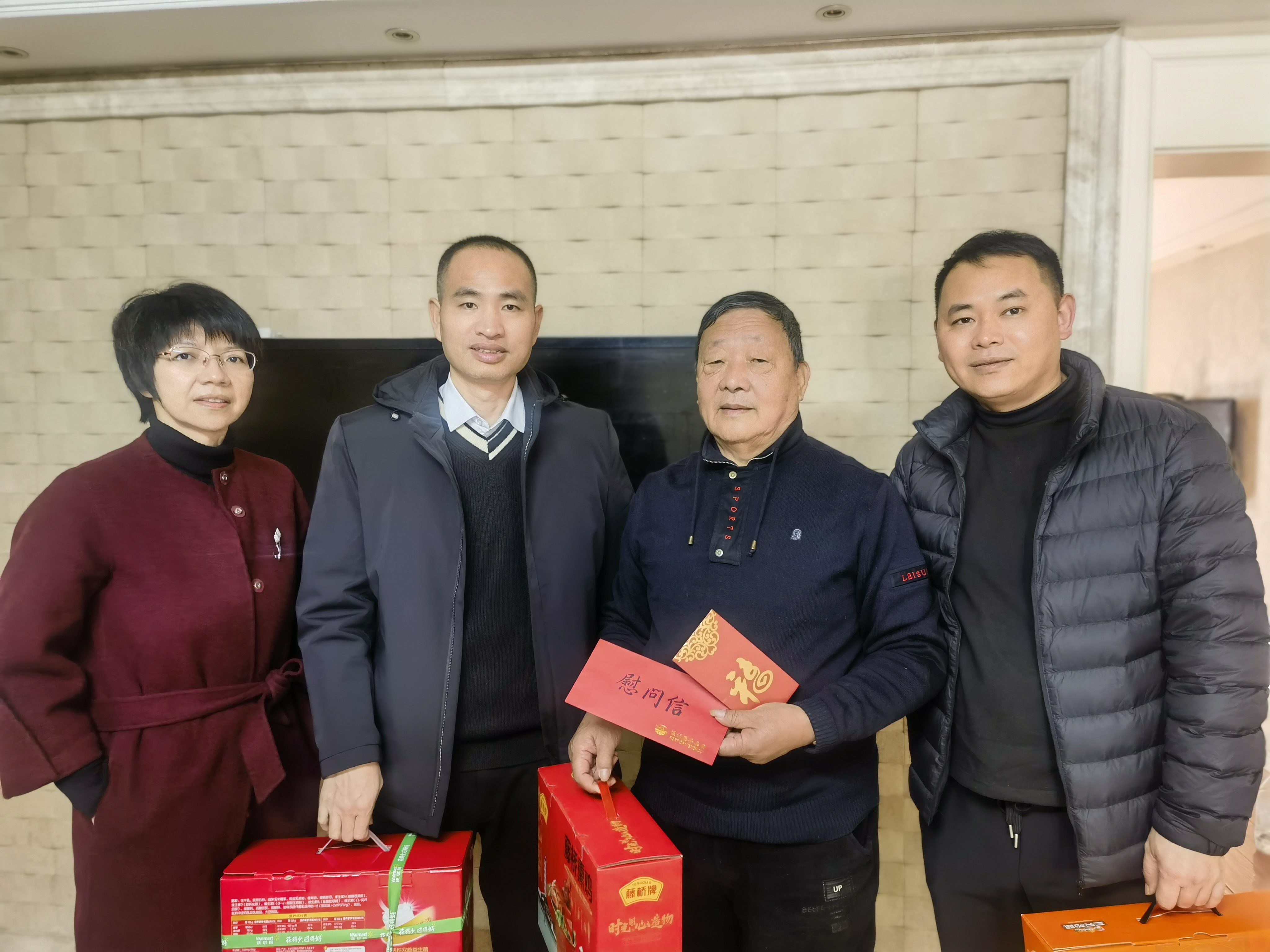 Z6尊龙凯时集团党委副书记、工会主席黄兆林节前走访慰问省级劳模