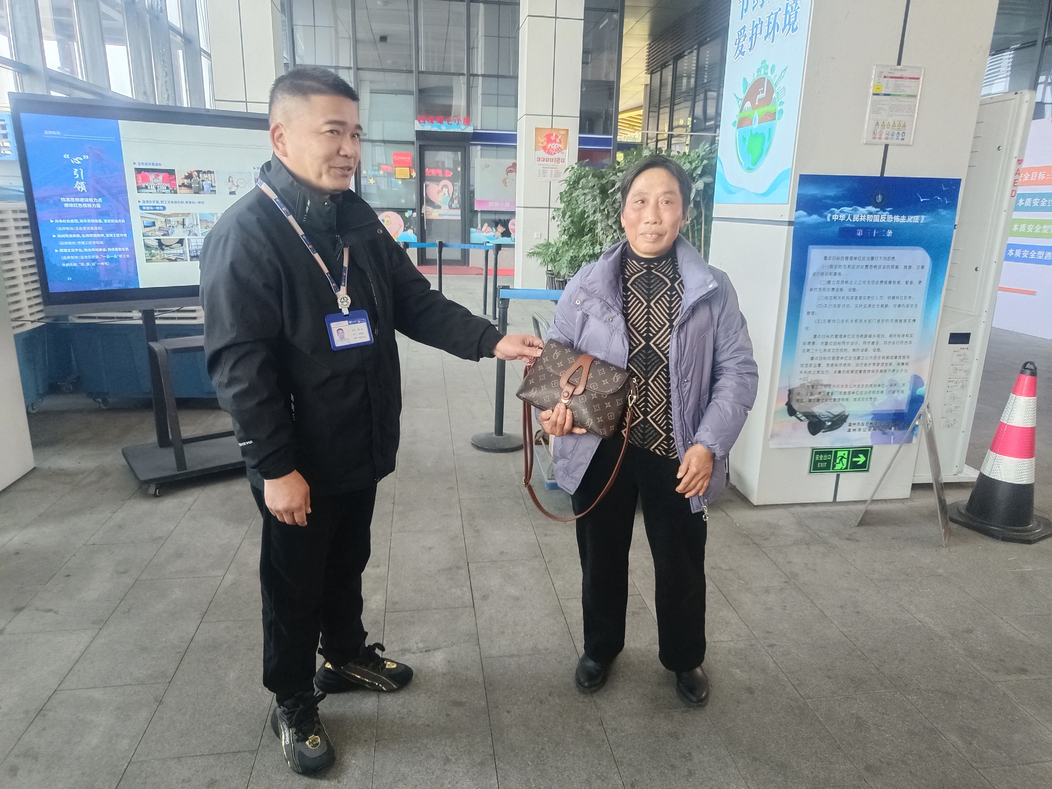 新春轮渡站：诚信之光，，，，，温暖人心